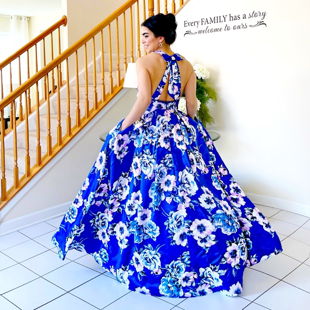 Perfect dresses for prom or for a wedding guest.
new with its tag
size 6